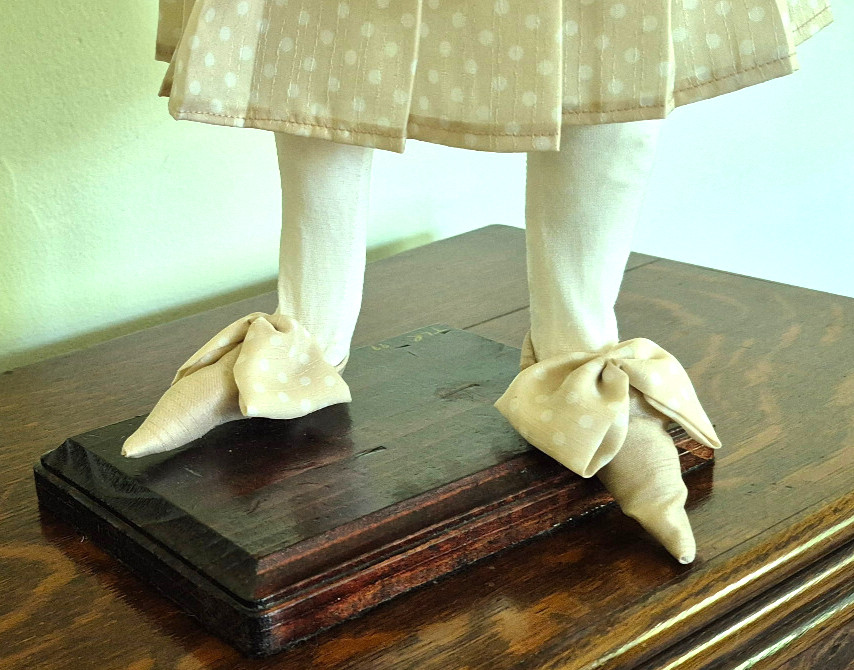 Artistan made Doll, Signed & dated 1999 – 22 inches tall – Classy one-of-a-kind