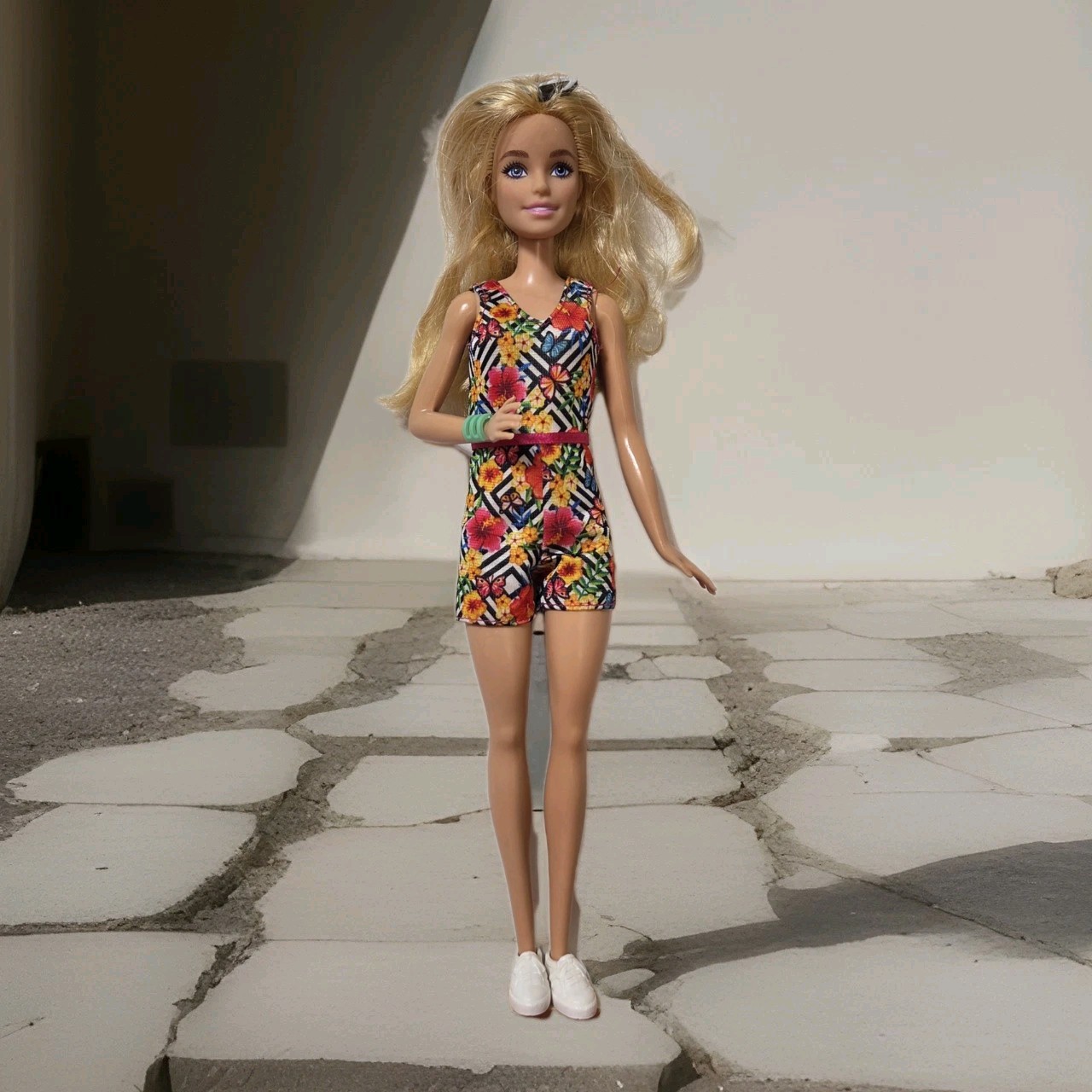 Mattel Barbie Doll 2015 Colorful outfit Glasses EUC C193