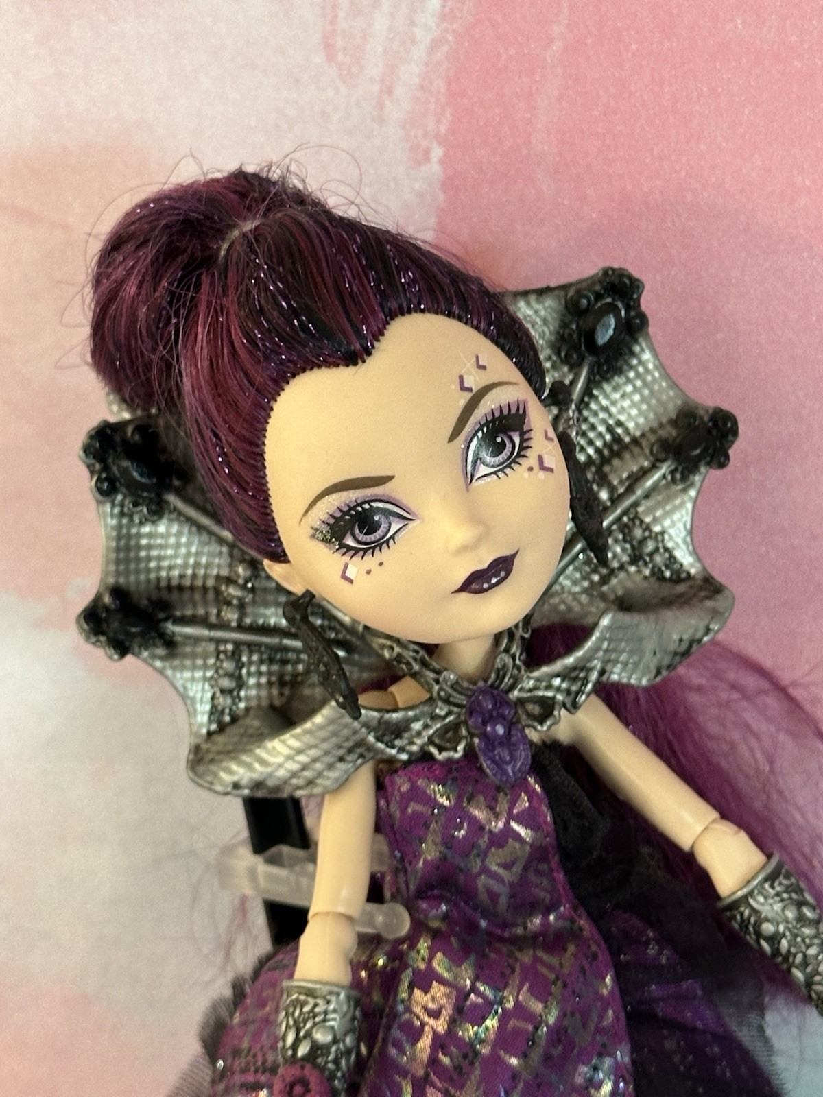 Ever After High ~ Raven Queen Thronecoming Doll Complete Stand & Bookmark