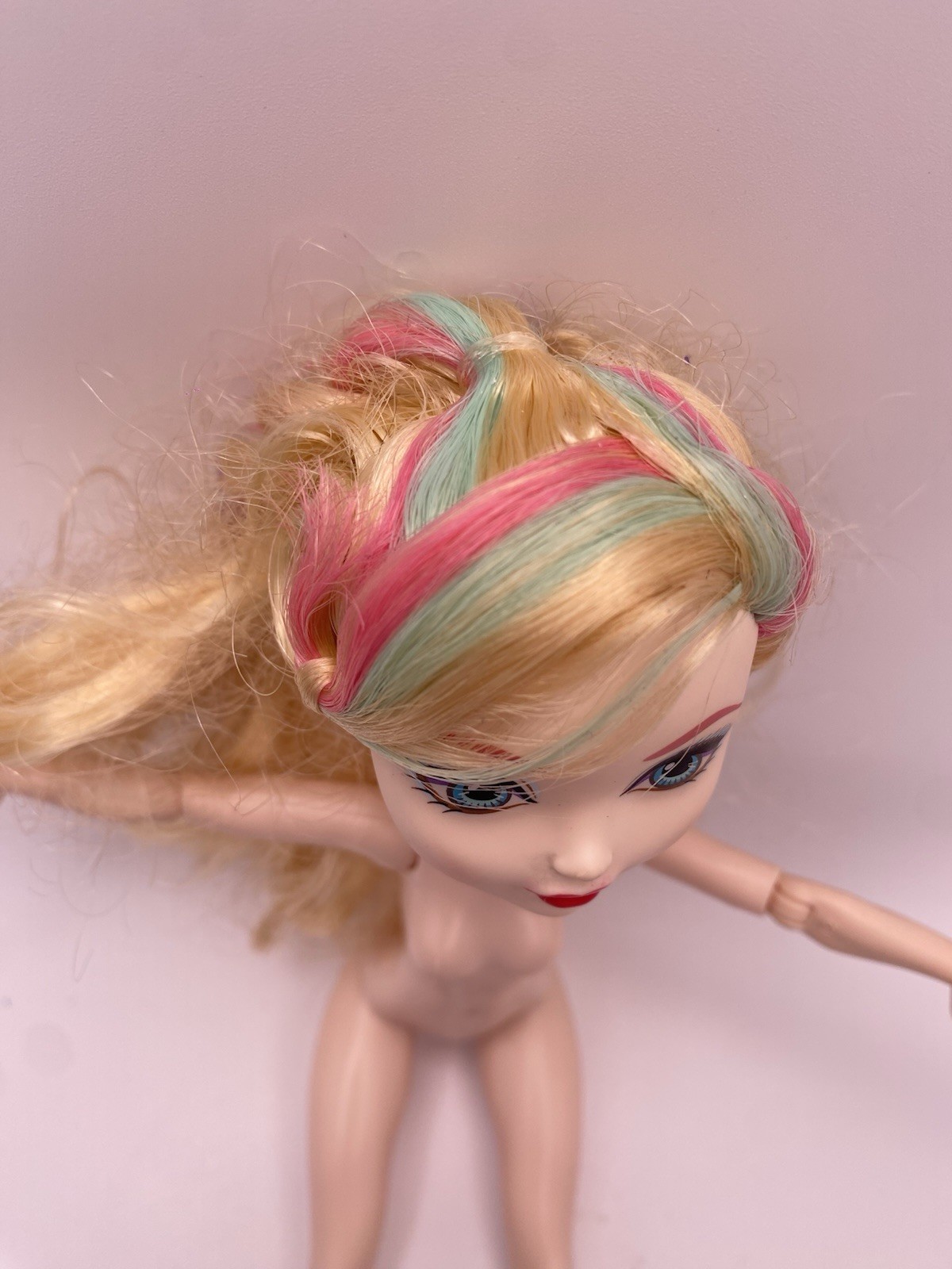 “Way Too Wonderland” Apple White, Ever After High doll, nude Hands And Cuffs