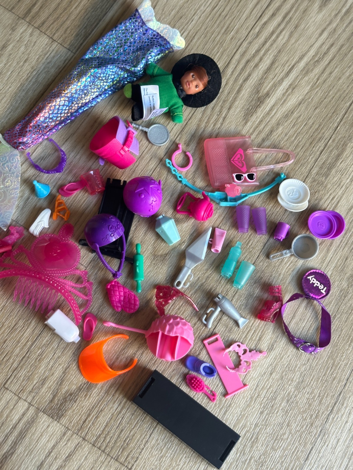 Lot of random doll clothes and accessories (mostly Barbie)