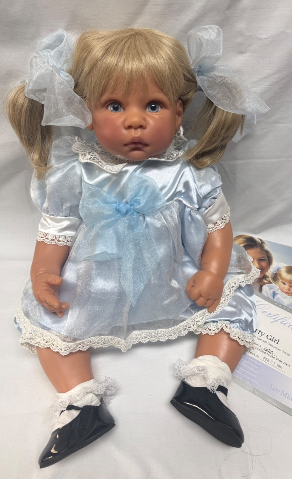 LEE MIDDLETON / REVA SCHICK / LIMITED EDITION VINYL DOLL – PARTY GIRL DATED 2001