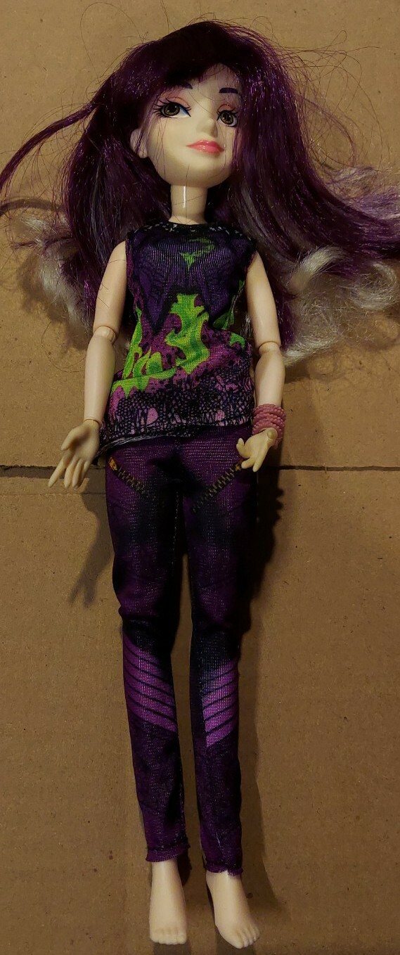 Disney Descendants 2: Isle Style Switch Mal: 2 in 1 doll