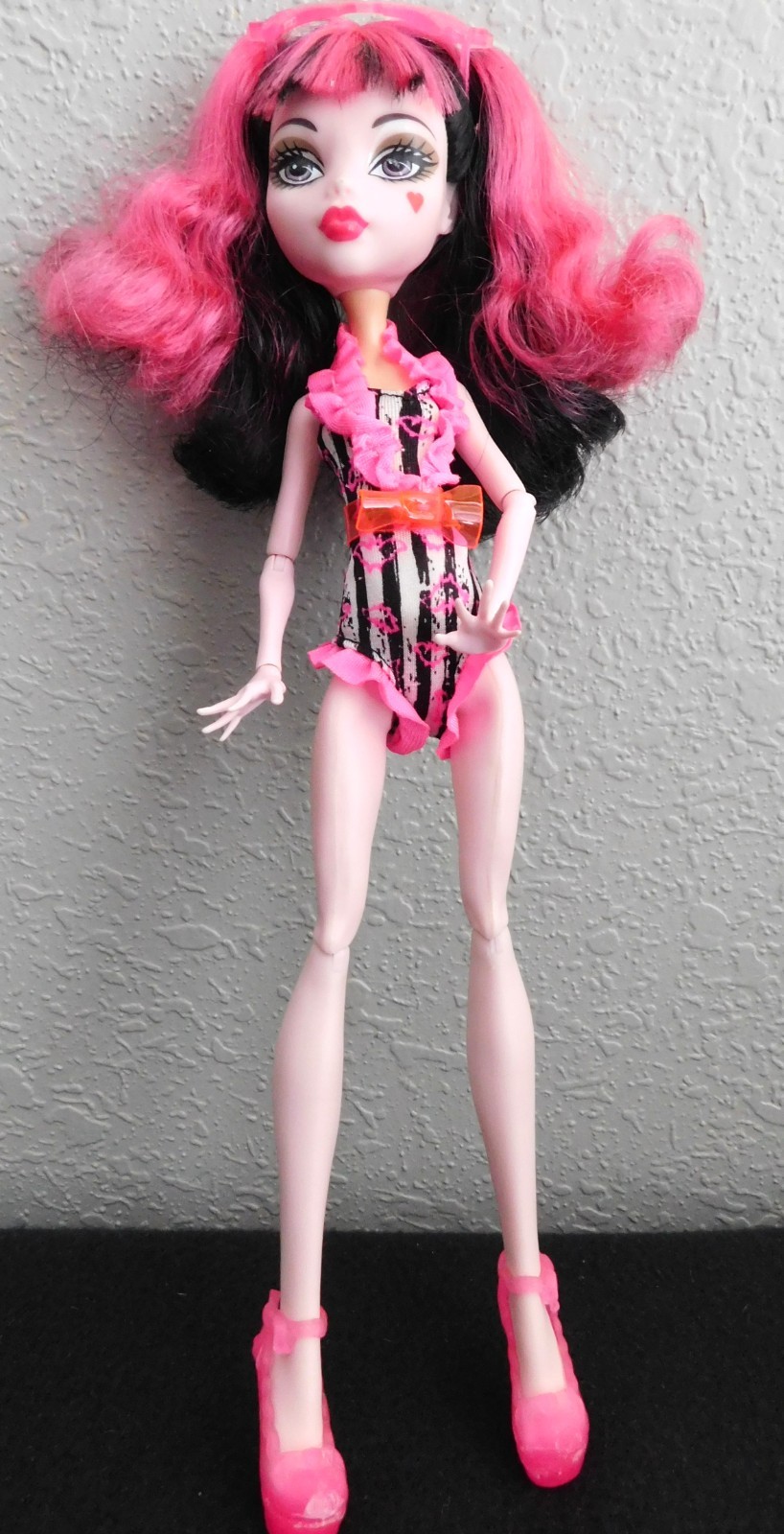 Monster High Swim Class Draculaura-Pig Tails-Daughter of Dracula-Hot Pink Wedges