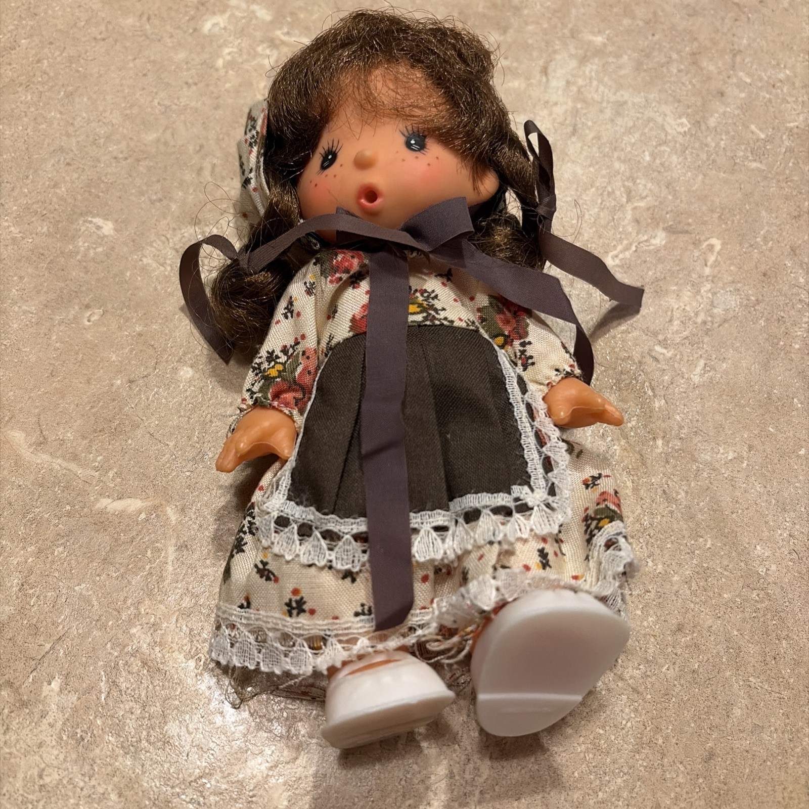Vintage Japanese Ninohira Doll 7” – Brown Hair, Blue Eyes, Bonnet, Moveable