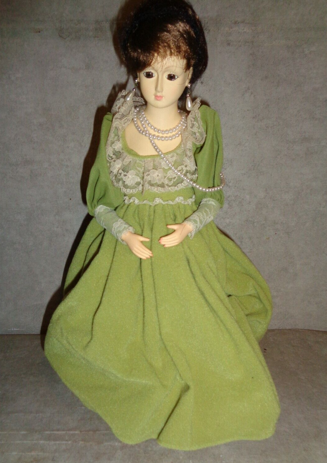 Presidential Lady Dolly Madison Nortel 1989 16″ Porcelain Doll