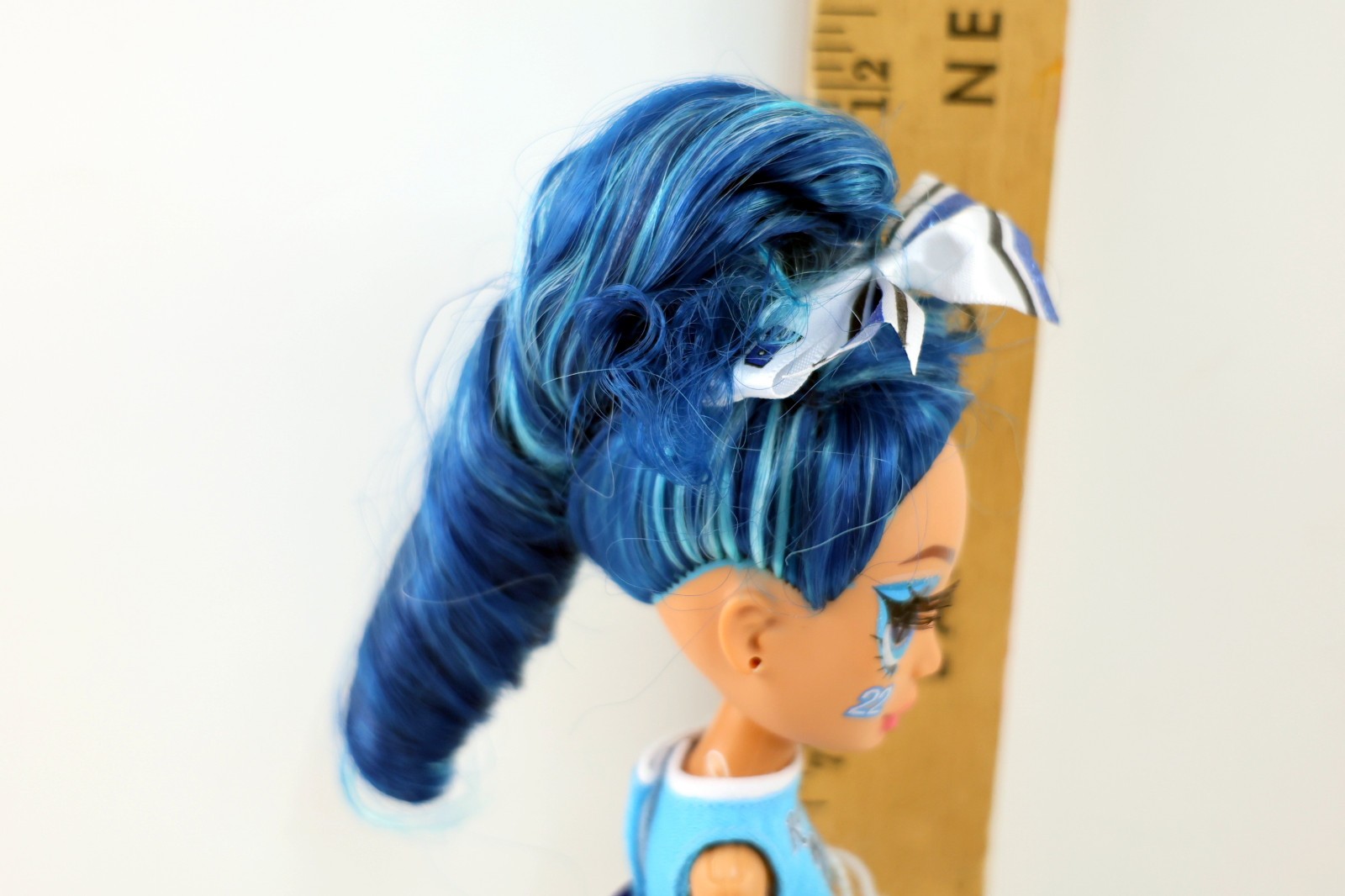 Rainbow High Cheerleader Skylar Bradshaw Doll Cheer Squad Blue Hair