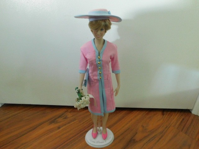 Franklin Mint Princess Di Vinyl Doll In OOAK Dress And OOAK Hat And OOAK Purse