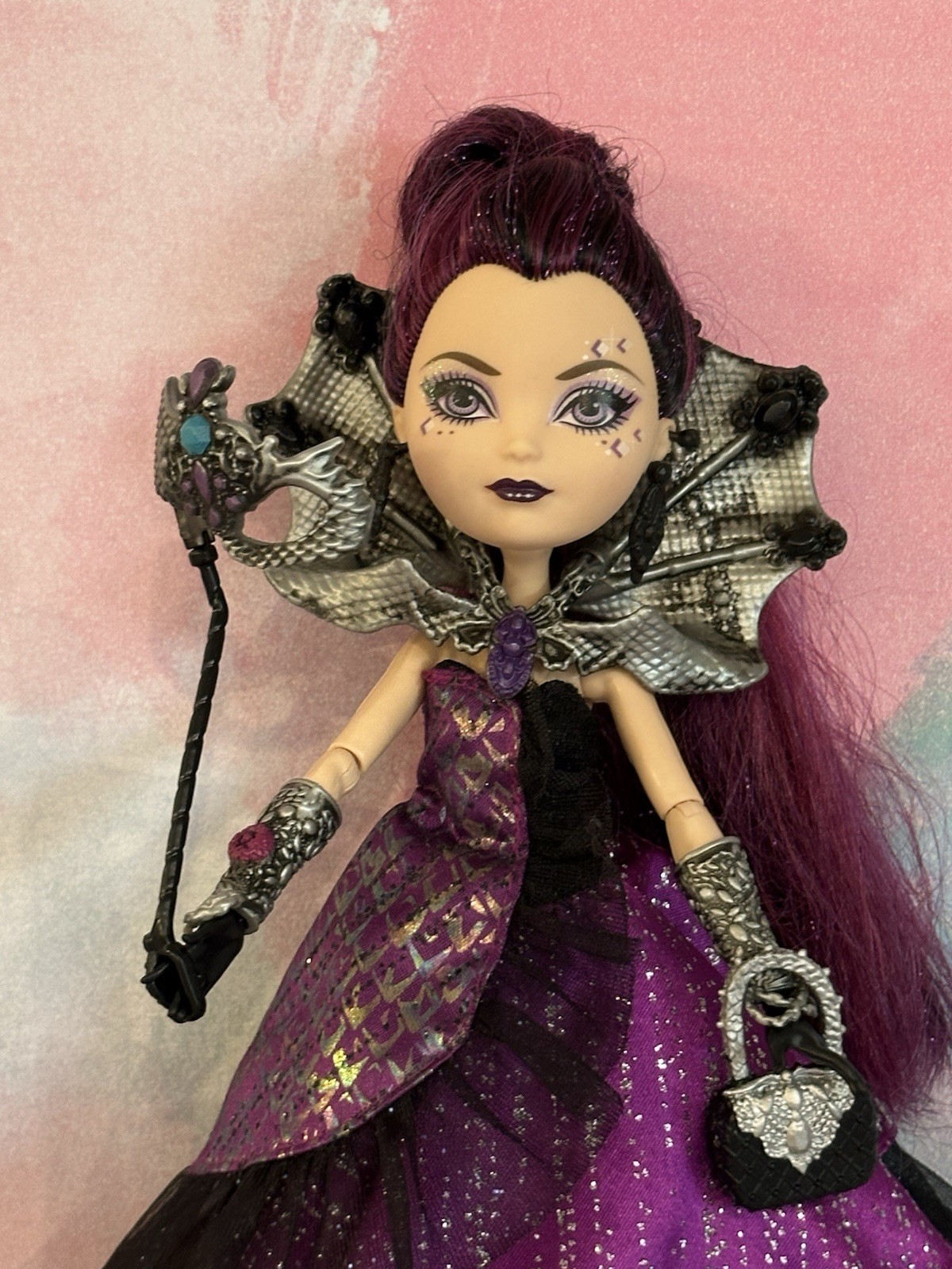 Ever After High ~ Raven Queen Thronecoming Doll Complete Stand & Bookmark