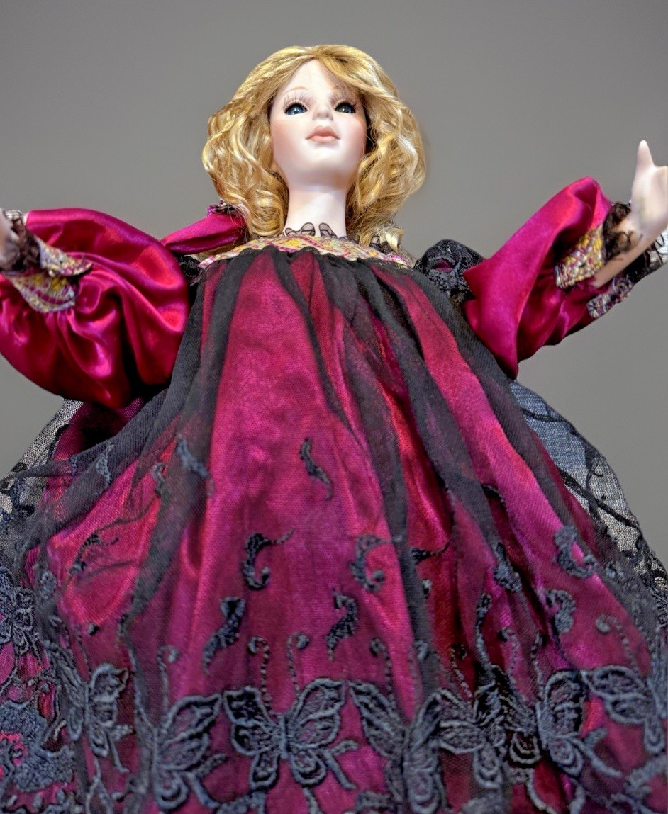 Seymour Mann Desdemona Edna Dahi 1992 #330/5000 Porcelain Doll Burgundy Gown 20″