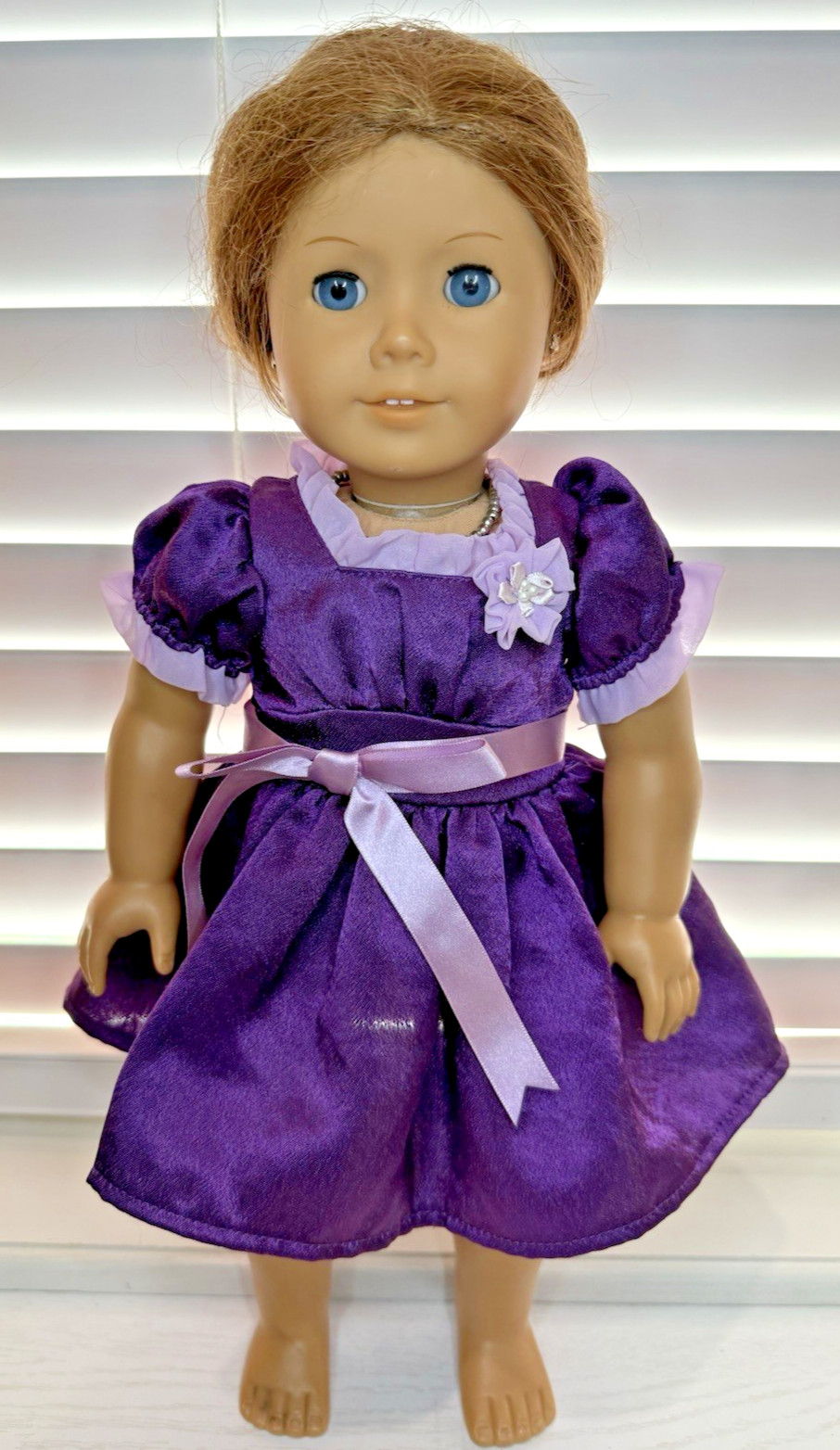 2012 STRAWBERRY BLONDE BLUE EYES 18″ AMERICAN GIRL DOLL PURPLE DRESS (B1)