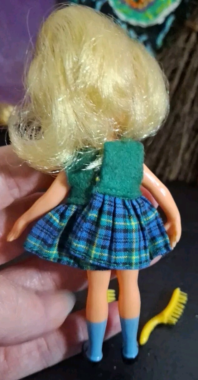 Hasbro 1967 Dolly darlings school days doll outfit brush comb