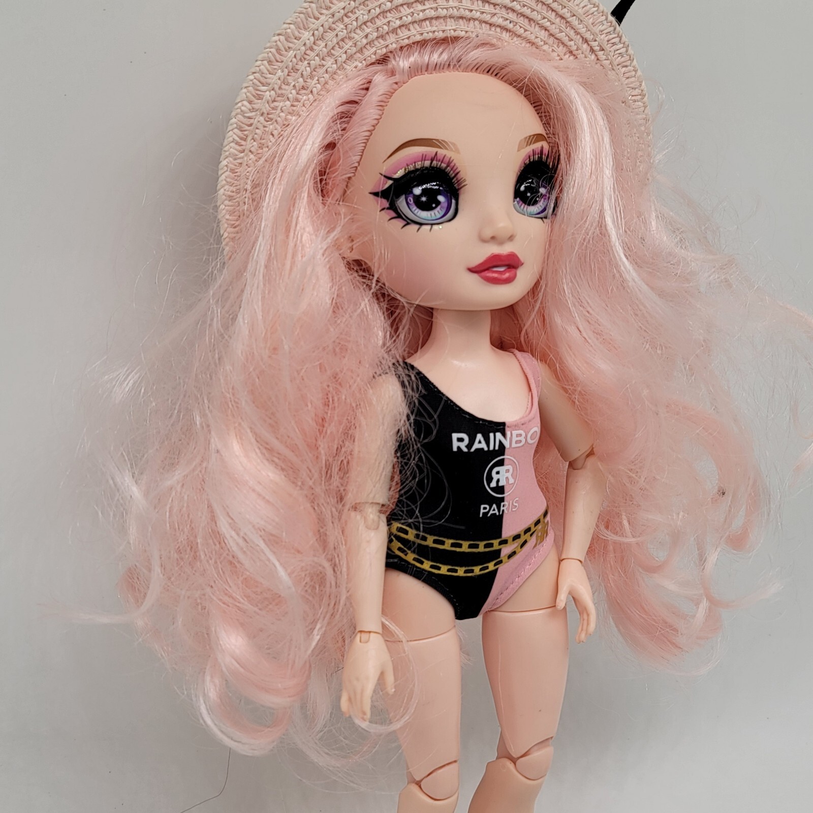 Rainbow High Pacific Coast “Bella Parker” Pink Beach 11″ Doll Bathing Suit Hat
