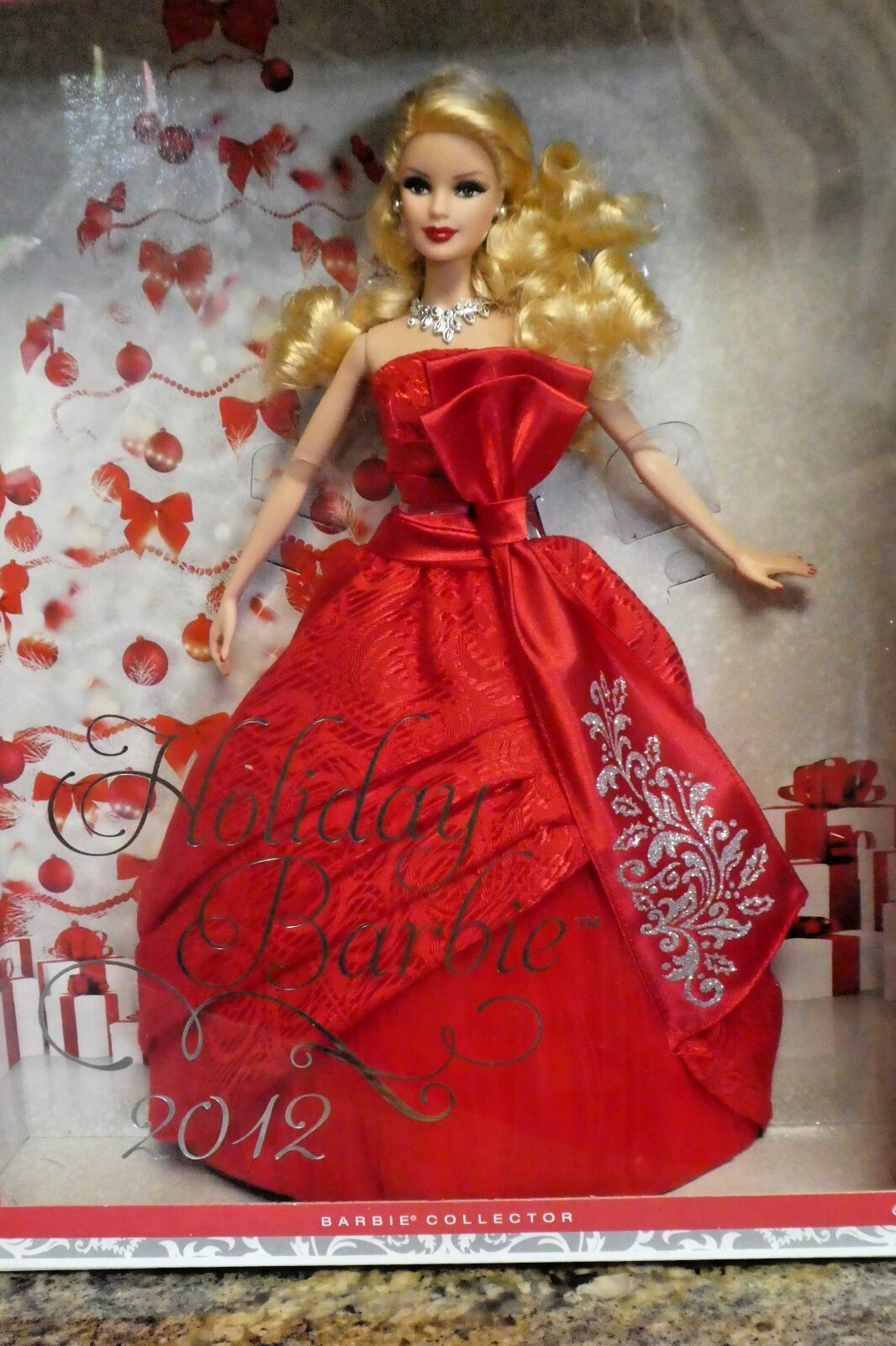 2012 BRIGHT RED BEAUTIFUL HOLIDAY BARBIE GORGEOUS BLONDE WITH ROOTED LASHES MIB