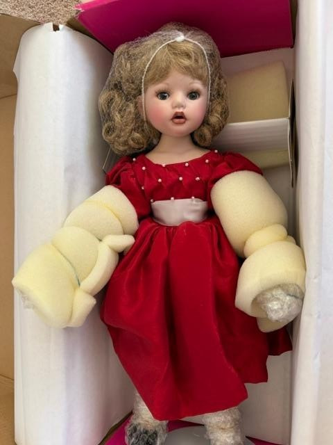 NIB Marie Osmond Scarlet 15″ Porcelain Doll Limited Edition 294/700 COA & Assess