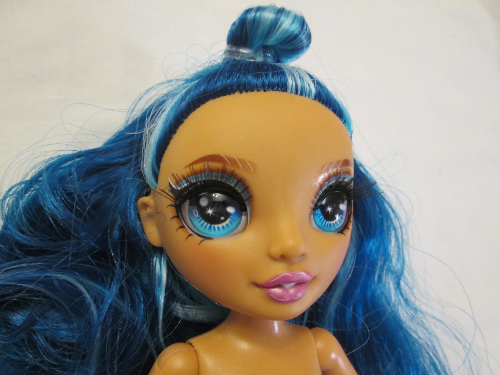 Nude Skyler Bradshaw Rainbow Junior High 9″ Fashion Doll Blue Hair Articulated