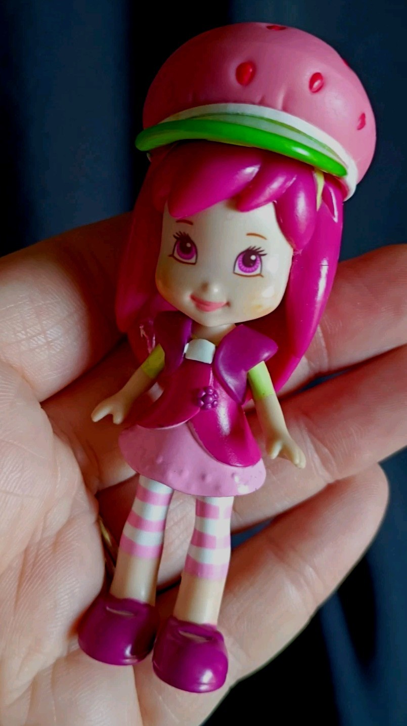 2008 Strawberry Shortcake Herself Mini Doll~Scented Plastic~ Removable Hat