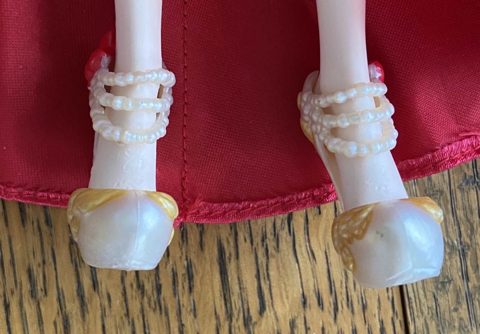 Ever After High Apple White Thronecoming Doll w/ Legacy Day Outfit