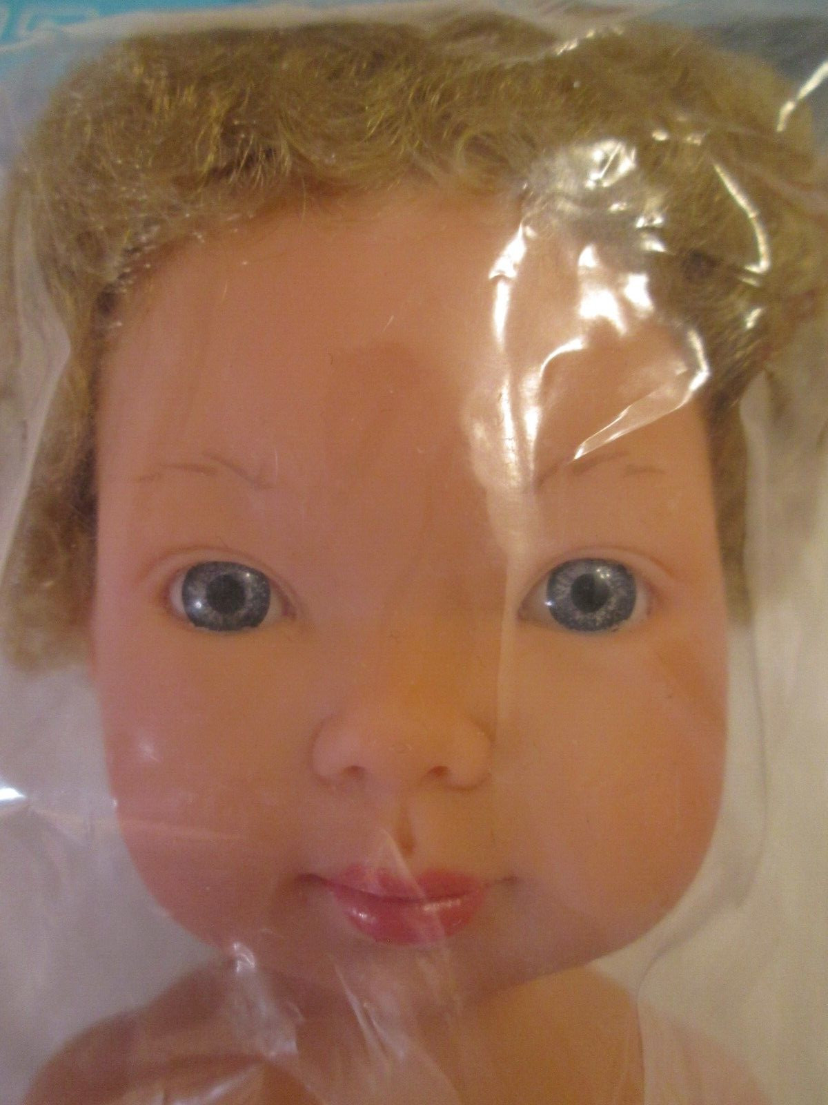 Hugo Vestida de Azul Doll 28cm Vinyl 11″ Short Curly Blonde Hair Blue Eyes New