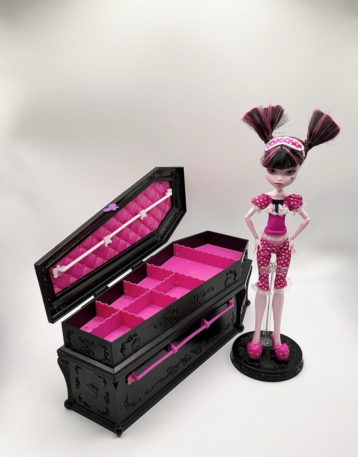 Monster High Draculaura’s 2010 Version Playset Dead Tired Jewelry Box Coffin Bed