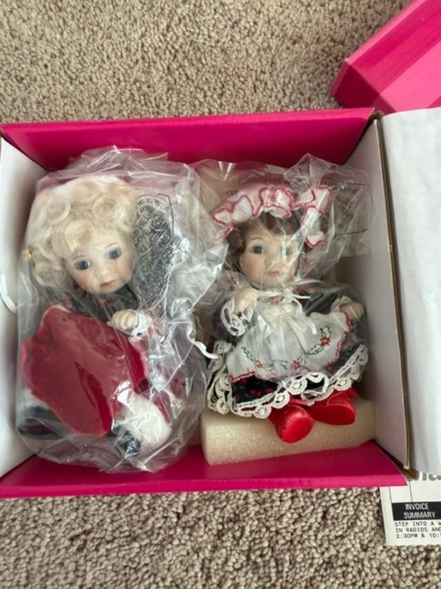NIB Kris & Kriscinda Kringle 3/5″ Porcelain Dolls by Marie Osmond COA #1428/5000
