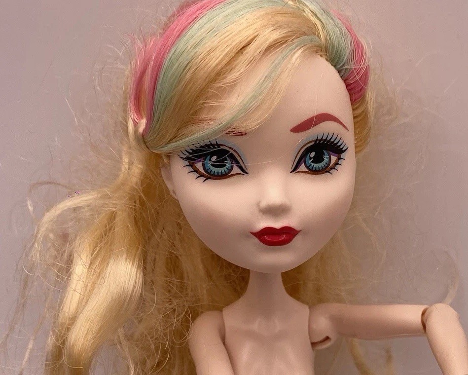 “Way Too Wonderland” Apple White, Ever After High doll, nude Hands And Cuffs