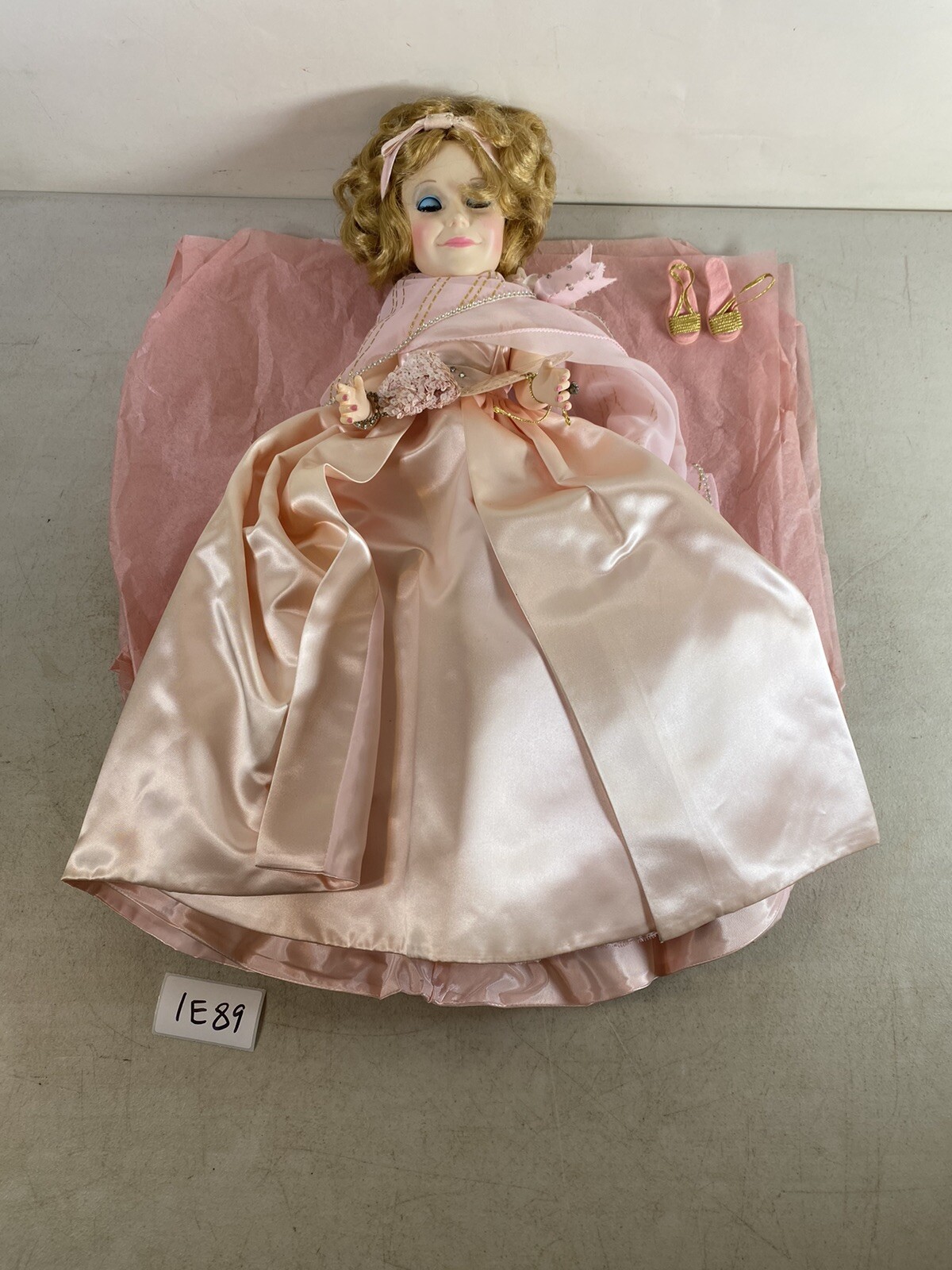Madame Alexander #2290 self portrait, vinyl 21″ 1E89