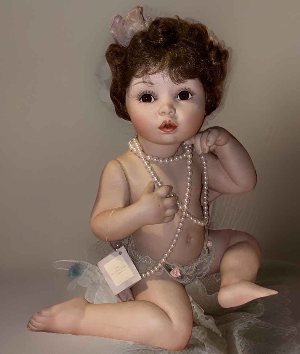 1997 TITUS TOMESCU “Pretty as a Picture” porcelain doll with Pearls!! VGC