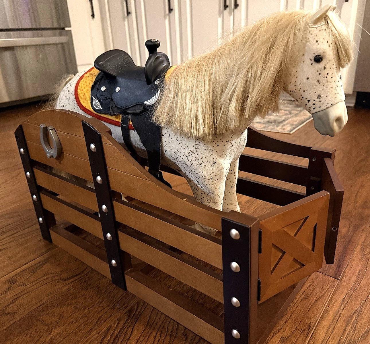 American Girl Doll Horse Picasso Spots F2257 Retired 2013 17″H & Wooden Stable