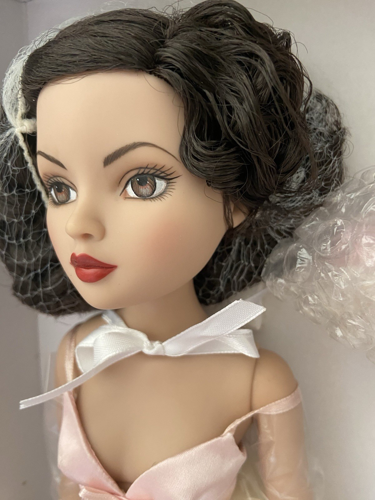 TONNER – ELLOWYNE WILDE – “ESSENTIAL ELLOWYNE BRUNETTE” – 16″ doll – NRFB