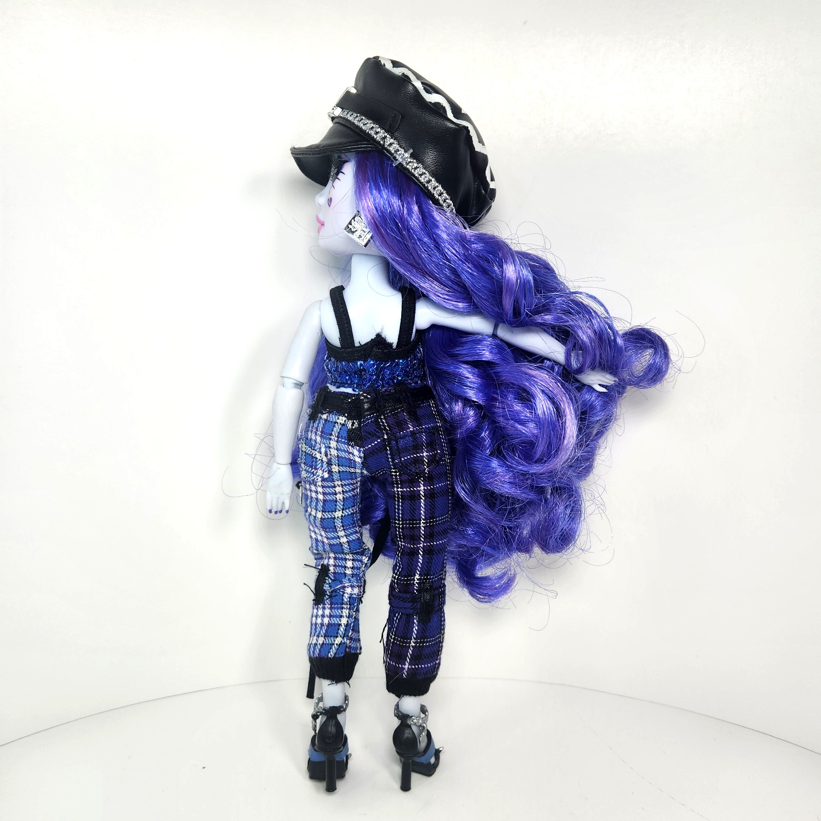 Rainbow High Shadow High Uma Vanhoose Rock Fashion Doll W/Guitar Outfits Accs