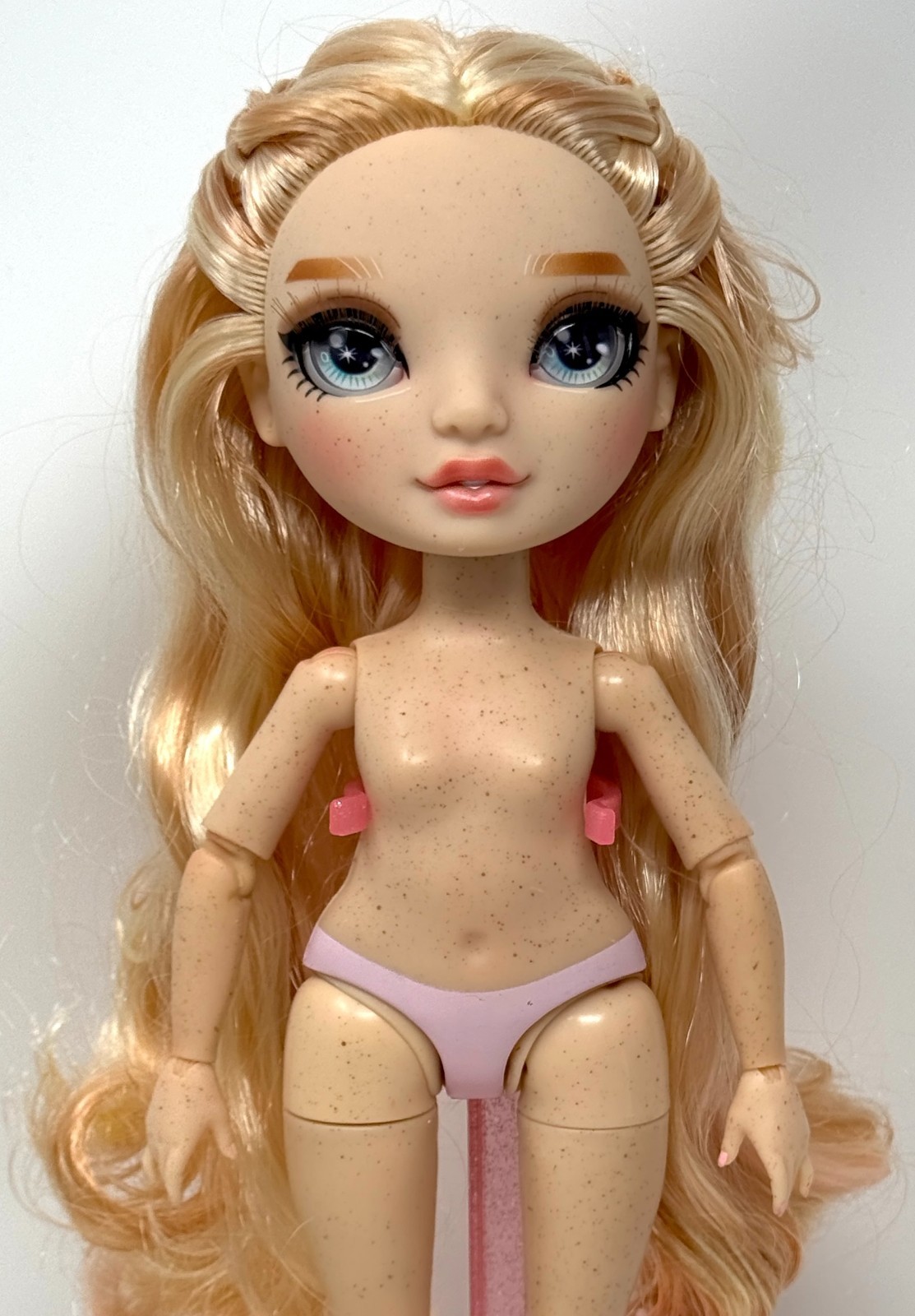 Rainbow High Series 5 Victoria Whitman Nude Articulated Fashion Doll w/ Freckles