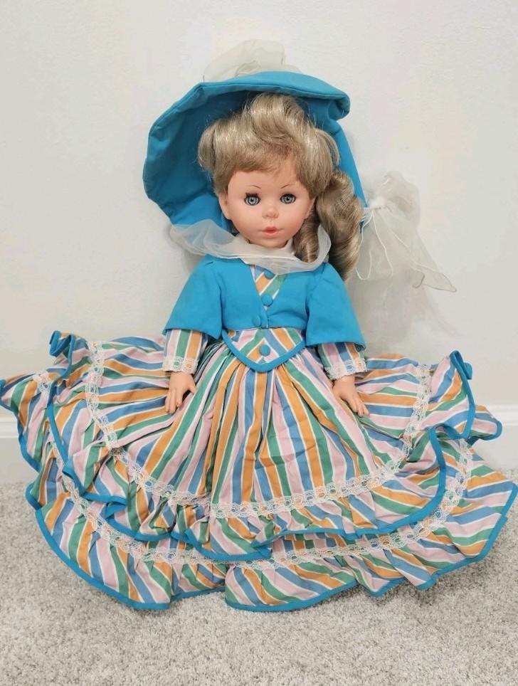 LOVELY Vintage 1967 UNMARKED Doll 14″ Hard Plastic Blinking Eyes Great Condition