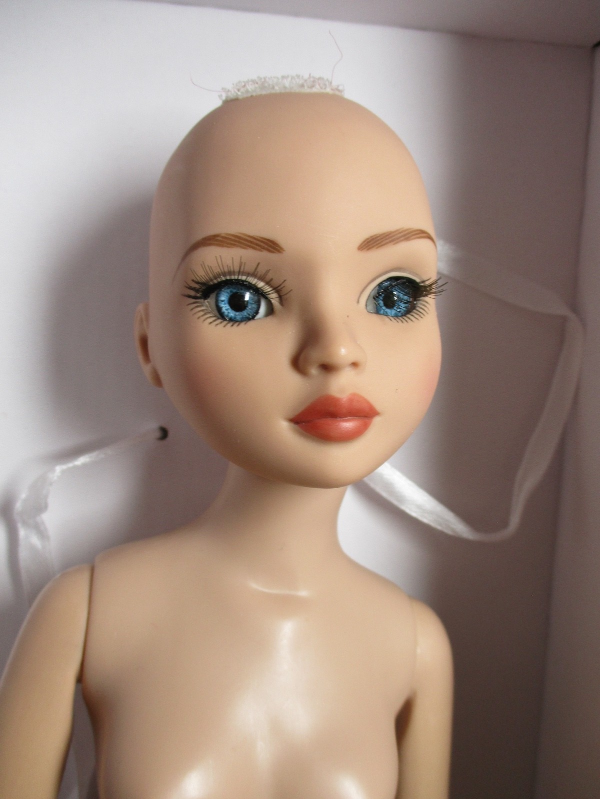 Robert Tonner Ellowyne Wilde “Essential 6” nude doll, 3 wigs and unbranded dress