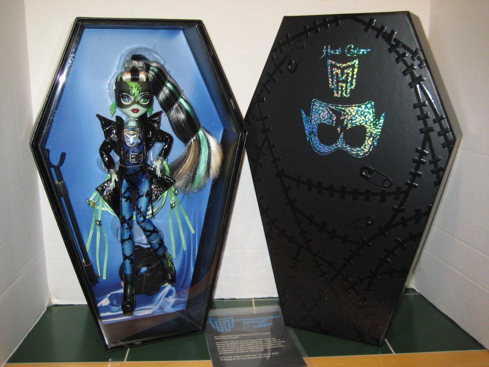 Monster High Haunt Couture Exclusive Midnight Runway Frankie Stein Doll