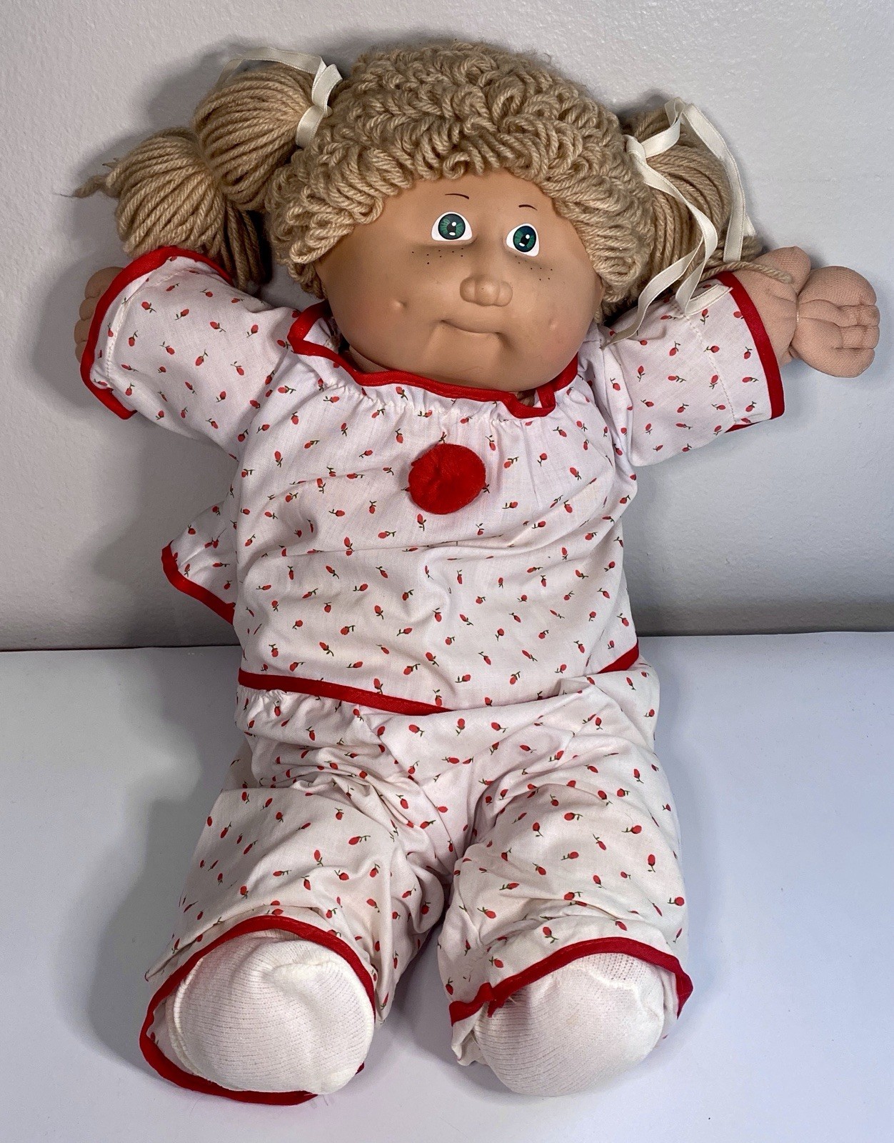 Vintage Coleco Cabbage Patch Kid Girl Wheat Pigtail Hair Green Eyes Rose Pajamas