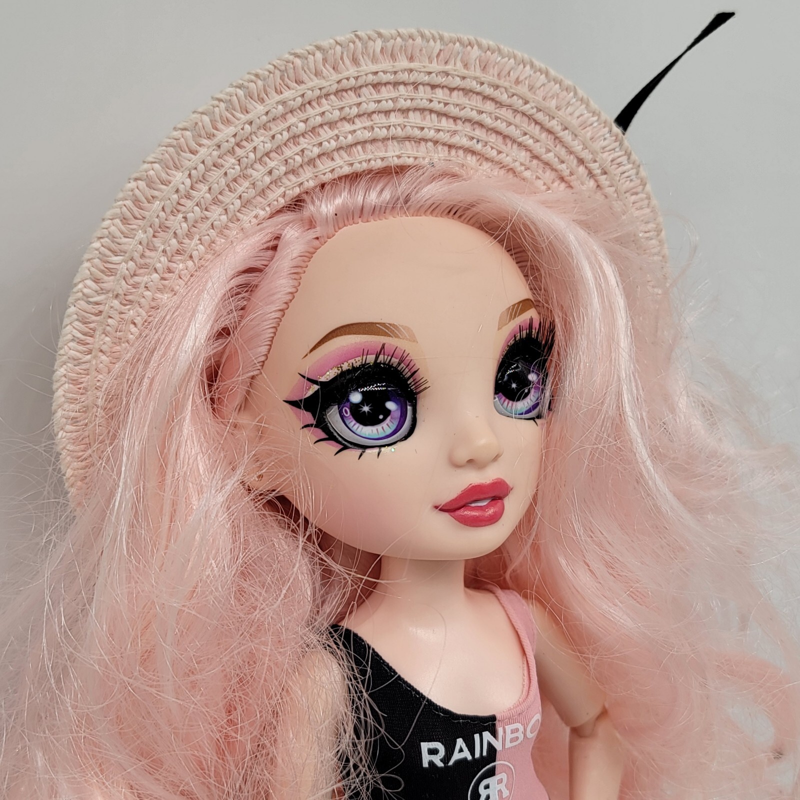 Rainbow High Pacific Coast “Bella Parker” Pink Beach 11″ Doll Bathing Suit Hat