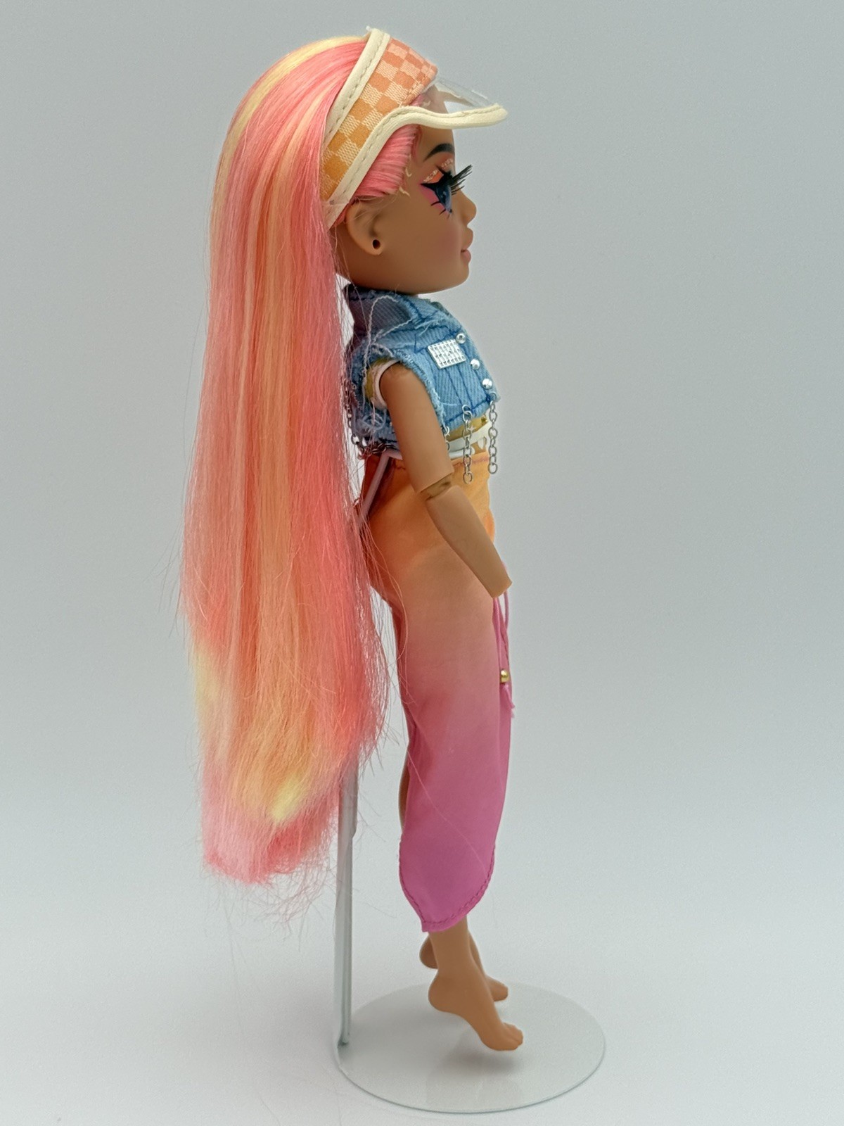 Rainbow High Simone Summers Pacific Coast STAND NOT INCLUDED
