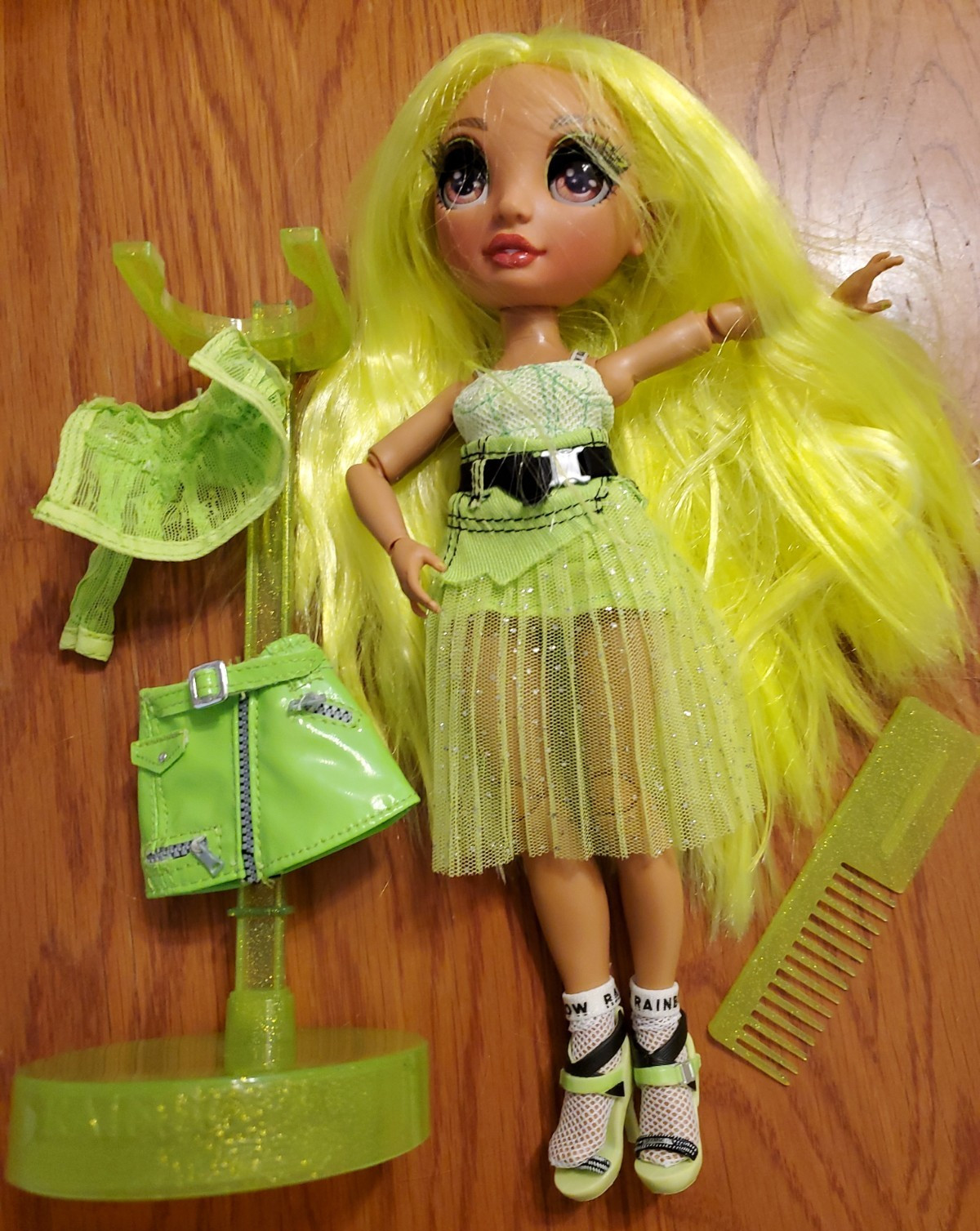 Rainbow High Doll Karma Nichols Outfit & Stand Neon Comb Extra Outfit