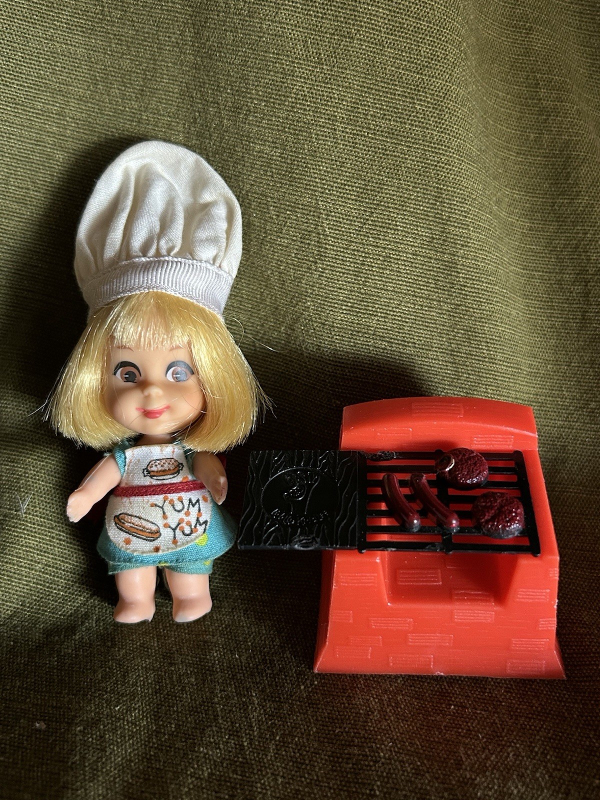 Liddle Kiddle SIZZLY FRIDDLE Chef Doll Outfit Hat Grill